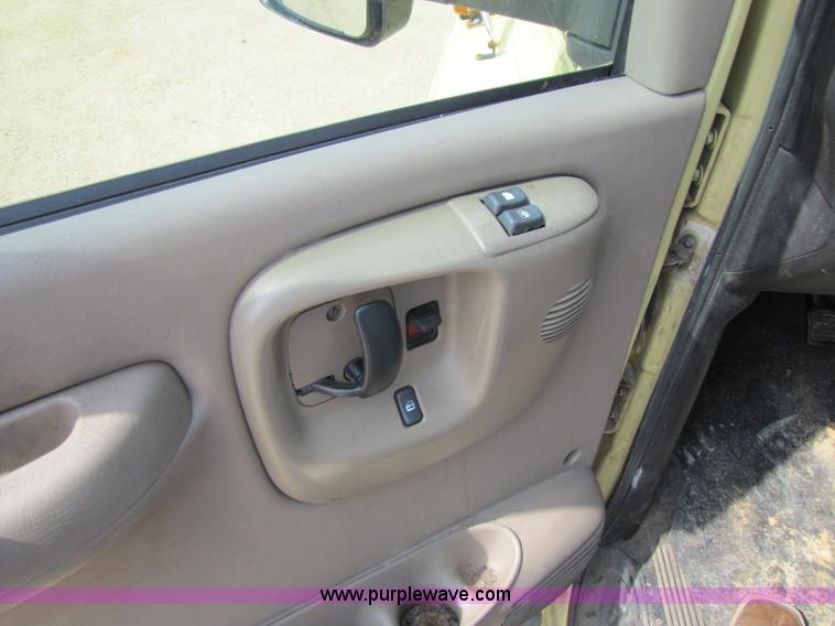 image for item 8424 2004 GMC C5500 cab and chassis