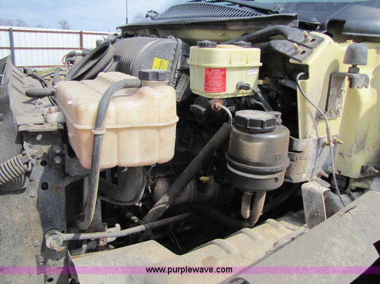 image for item 8424 2004 GMC C5500 cab and chassis