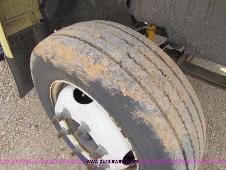 image for item 8424 2004 GMC C5500 cab and chassis