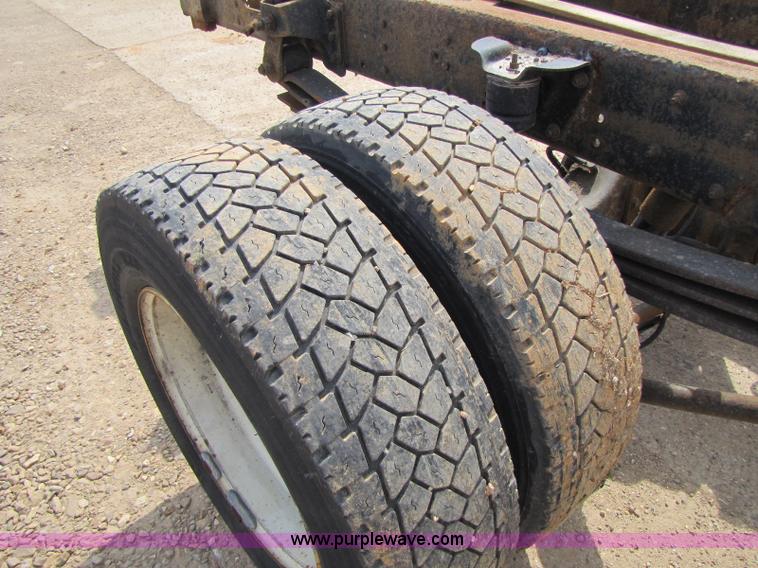 image for item 8424 2004 GMC C5500 cab and chassis