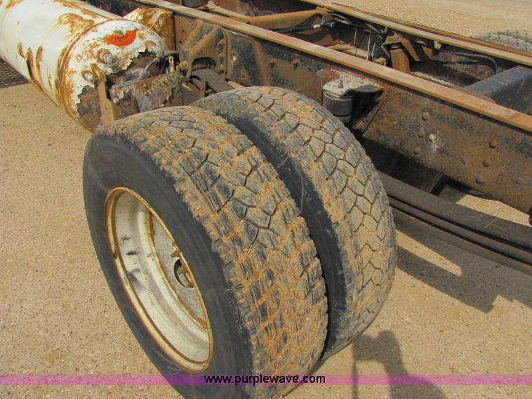 image for item 8424 2004 GMC C5500 cab and chassis