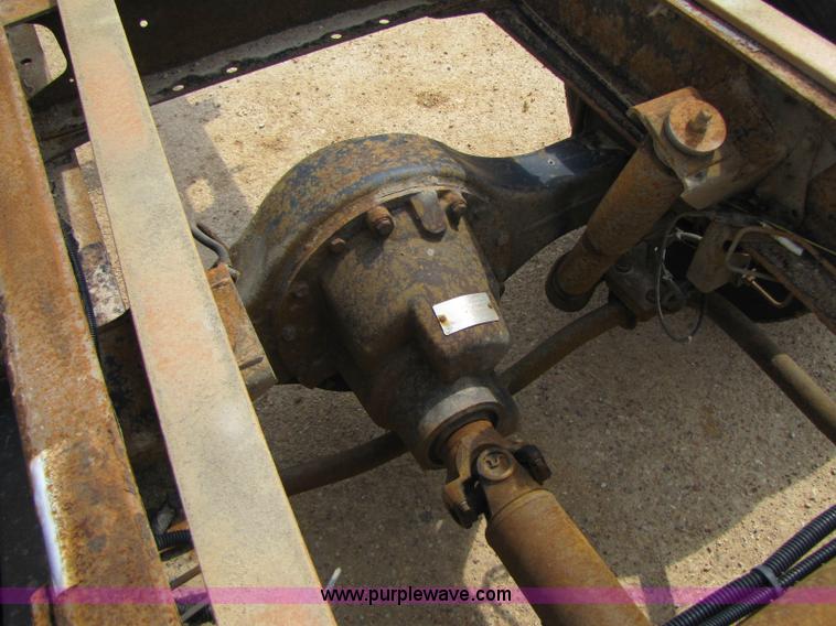 image for item 8424 2004 GMC C5500 cab and chassis