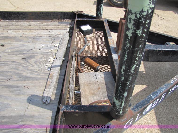 image for item 8427 2005 Globe 21' equipment trailer