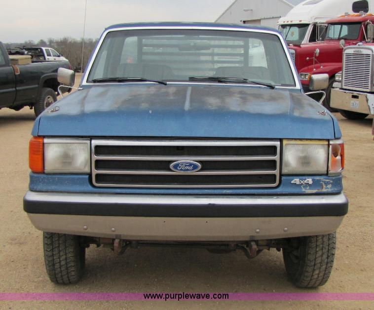 image for item 8429 1988 Ford F250 XLT Lariat pickup truck