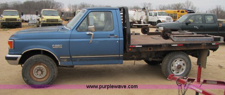image for item 8429 1988 Ford F250 XLT Lariat pickup truck