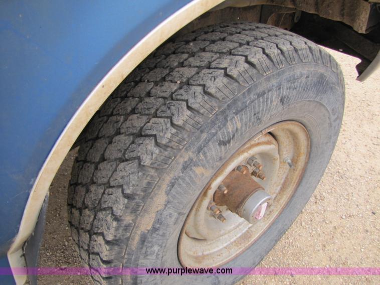 image for item 8429 1988 Ford F250 XLT Lariat pickup truck