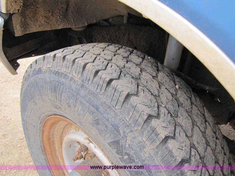 image for item 8429 1988 Ford F250 XLT Lariat pickup truck