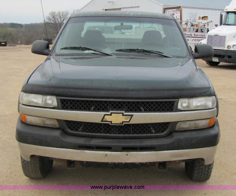 image for item 8430 2002 Chevrolet Silverado C2500HD pickup truck