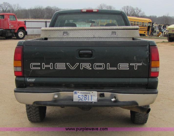 image for item 8430 2002 Chevrolet Silverado C2500HD pickup truck
