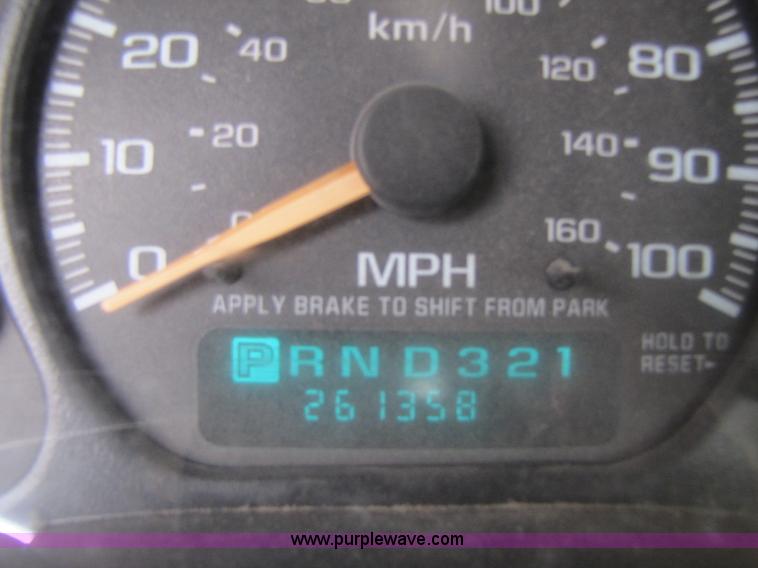 image for item 8430 2002 Chevrolet Silverado C2500HD pickup truck