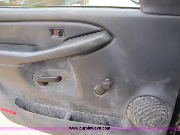 image for item 8430 2002 Chevrolet Silverado C2500HD pickup truck