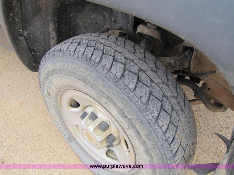 image for item 8430 2002 Chevrolet Silverado C2500HD pickup truck