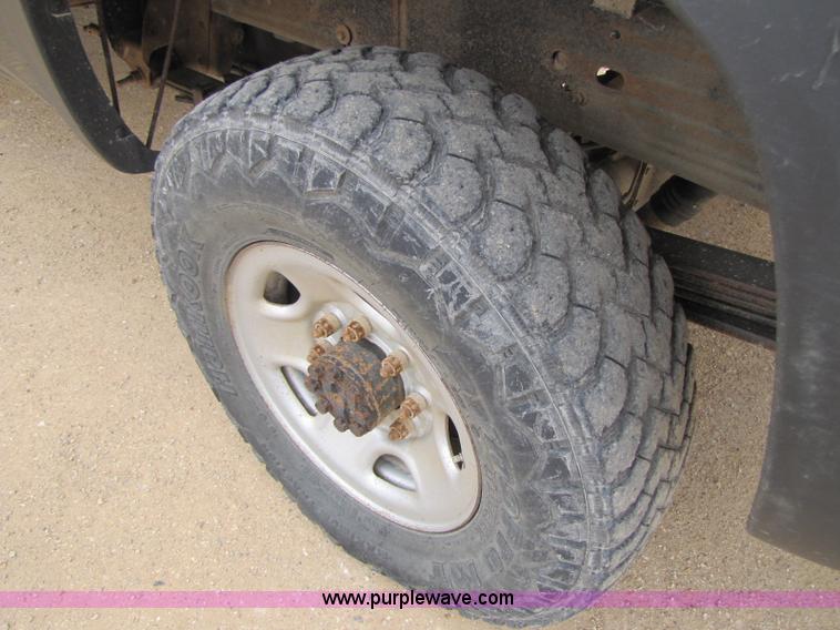 image for item 8430 2002 Chevrolet Silverado C2500HD pickup truck