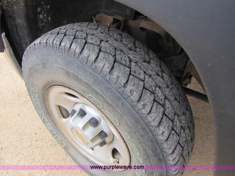 image for item 8430 2002 Chevrolet Silverado C2500HD pickup truck