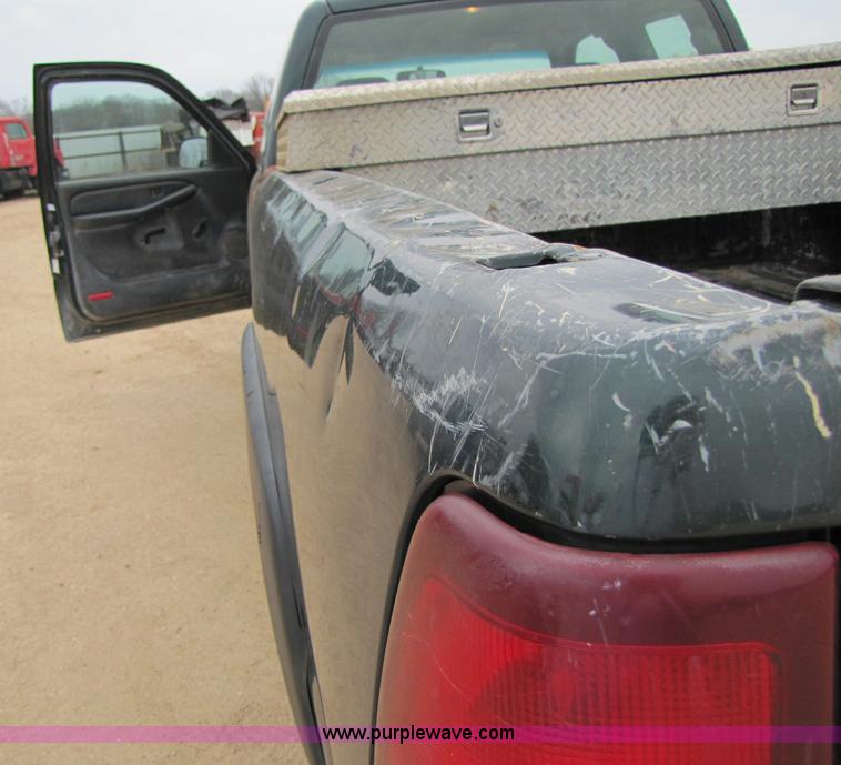 image for item 8430 2002 Chevrolet Silverado C2500HD pickup truck