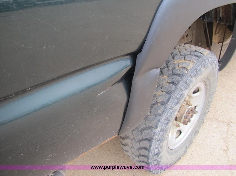 image for item 8430 2002 Chevrolet Silverado C2500HD pickup truck