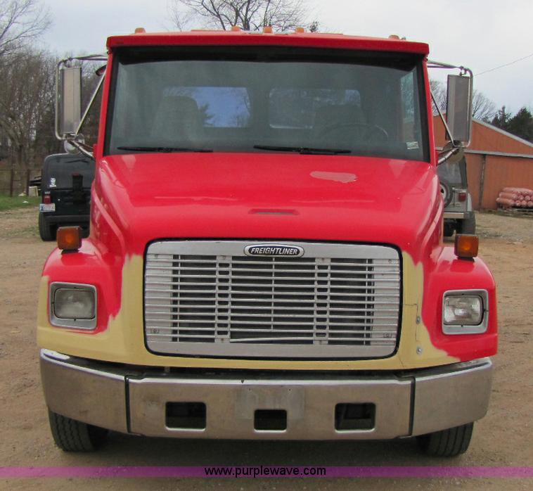 image for item 8432 1998 Freightliner FL60 Rollback truck