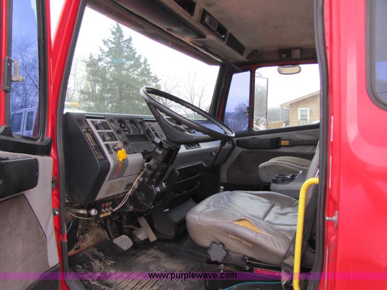 image for item 8432 1998 Freightliner FL60 Rollback truck