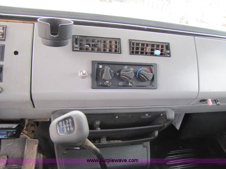 image for item 8432 1998 Freightliner FL60 Rollback truck