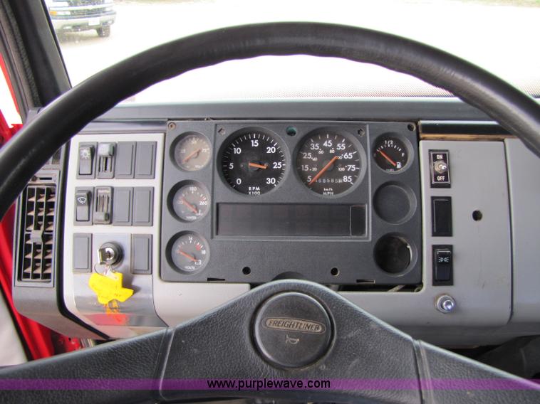 image for item 8432 1998 Freightliner FL60 Rollback truck