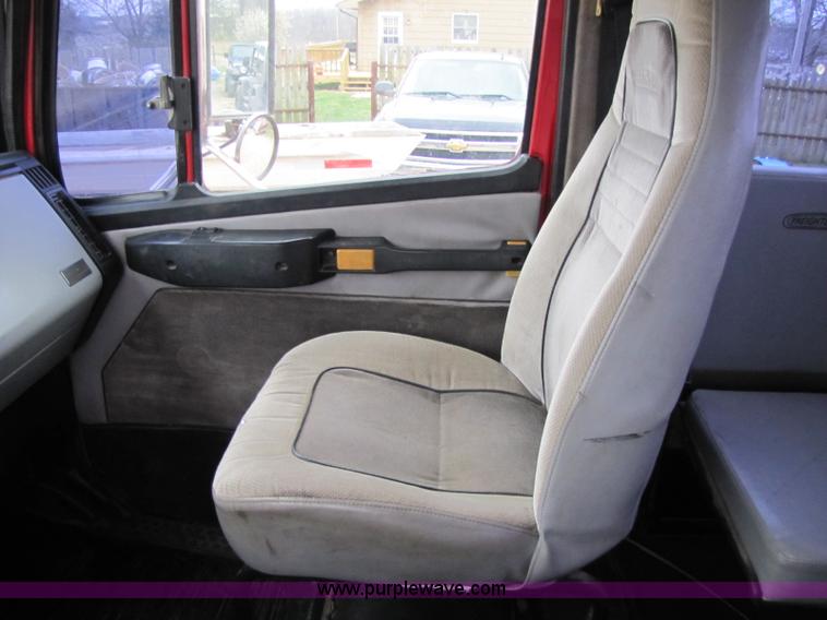 image for item 8432 1998 Freightliner FL60 Rollback truck