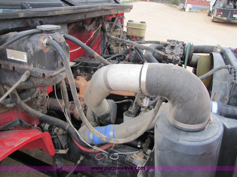 image for item 8432 1998 Freightliner FL60 Rollback truck