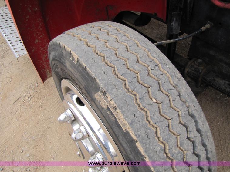 image for item 8432 1998 Freightliner FL60 Rollback truck