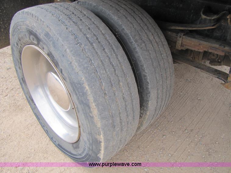 image for item 8432 1998 Freightliner FL60 Rollback truck