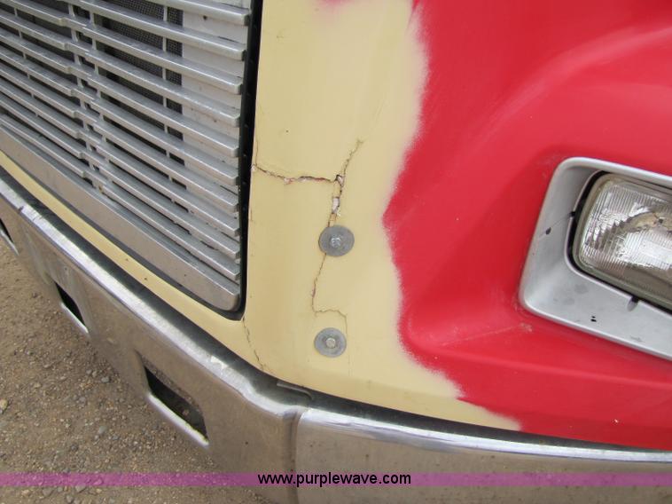 image for item 8432 1998 Freightliner FL60 Rollback truck