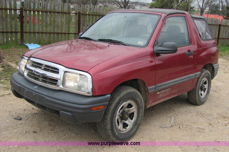 image for item 8436 2000 Chevrolet Tracker convertible SUV