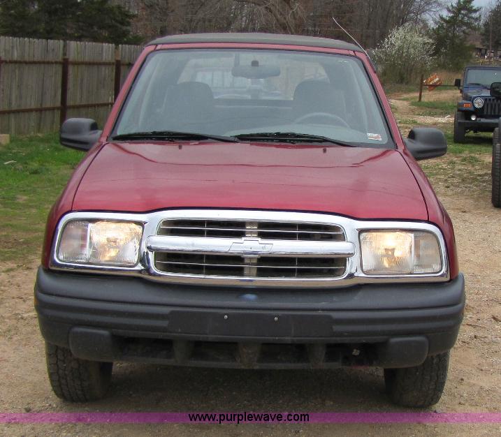 image for item 8436 2000 Chevrolet Tracker convertible SUV