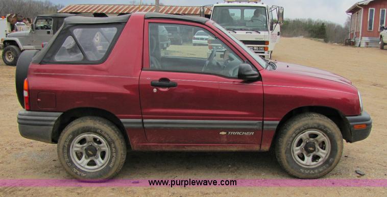 image for item 8436 2000 Chevrolet Tracker convertible SUV