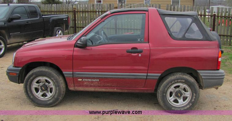 image for item 8436 2000 Chevrolet Tracker convertible SUV