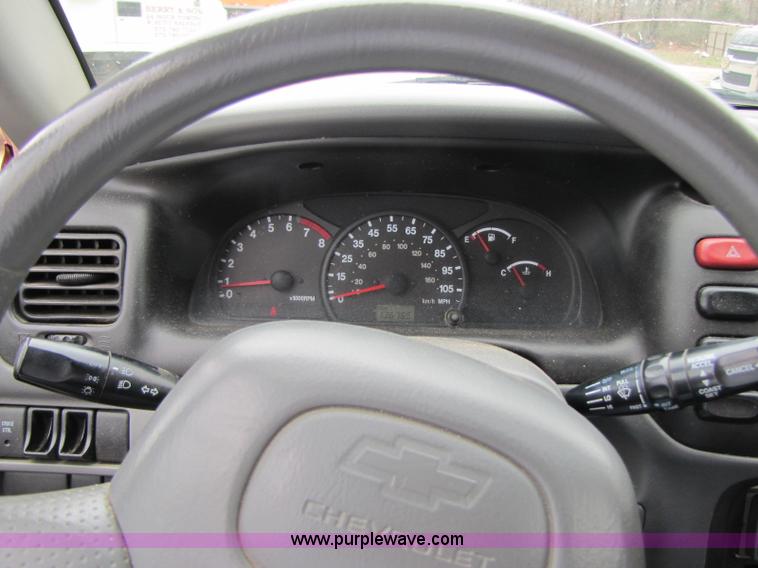 image for item 8436 2000 Chevrolet Tracker convertible SUV