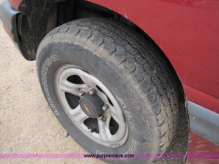 image for item 8436 2000 Chevrolet Tracker convertible SUV