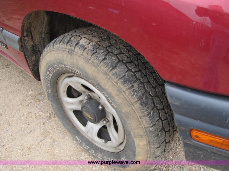 image for item 8436 2000 Chevrolet Tracker convertible SUV