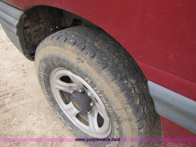 image for item 8436 2000 Chevrolet Tracker convertible SUV