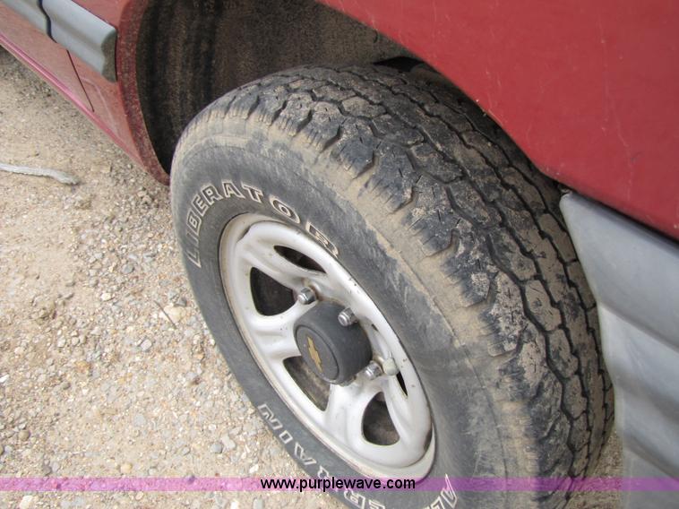 image for item 8436 2000 Chevrolet Tracker convertible SUV