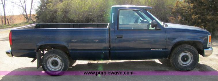 image for item 8513 1993 GMC Sierra C1500 SL pickup truck