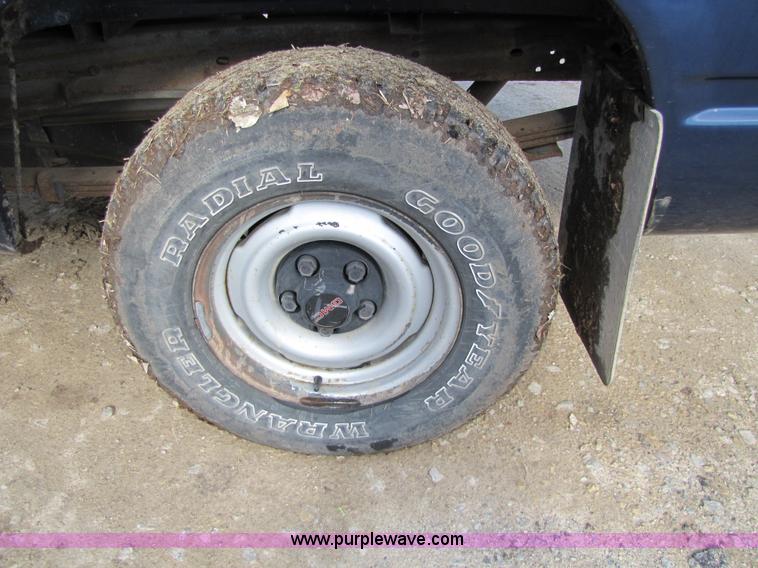 image for item 8513 1993 GMC Sierra C1500 SL pickup truck