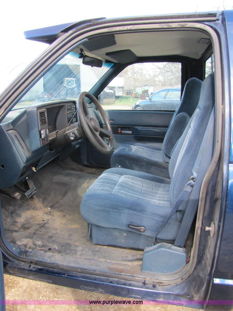 image for item 8513 1993 GMC Sierra C1500 SL pickup truck