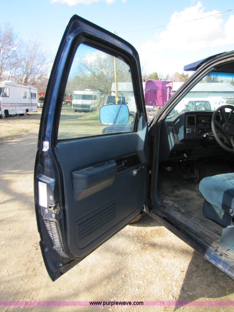 image for item 8513 1993 GMC Sierra C1500 SL pickup truck