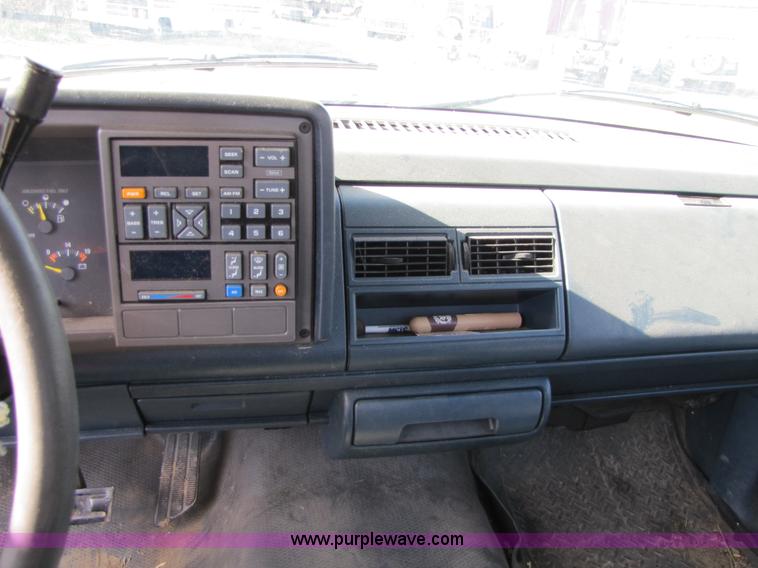 image for item 8513 1993 GMC Sierra C1500 SL pickup truck