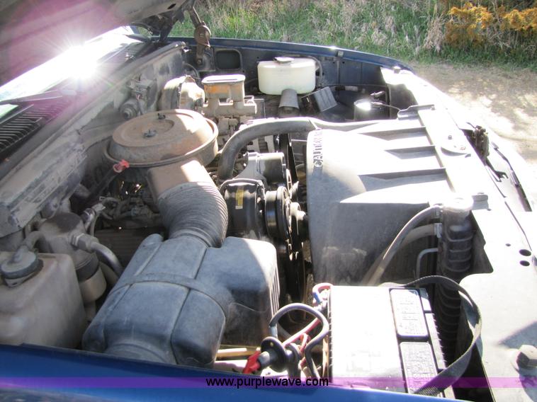 image for item 8513 1993 GMC Sierra C1500 SL pickup truck