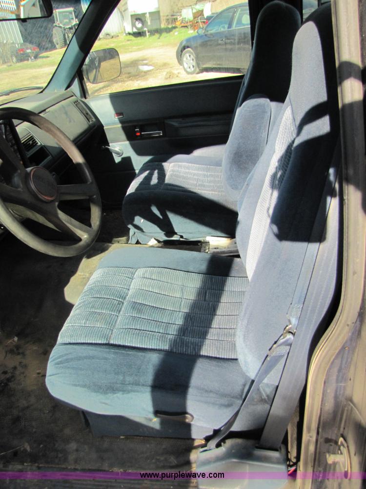 image for item 8513 1993 GMC Sierra C1500 SL pickup truck