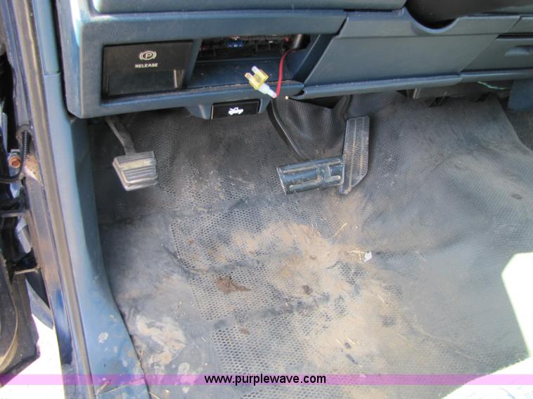 image for item 8513 1993 GMC Sierra C1500 SL pickup truck