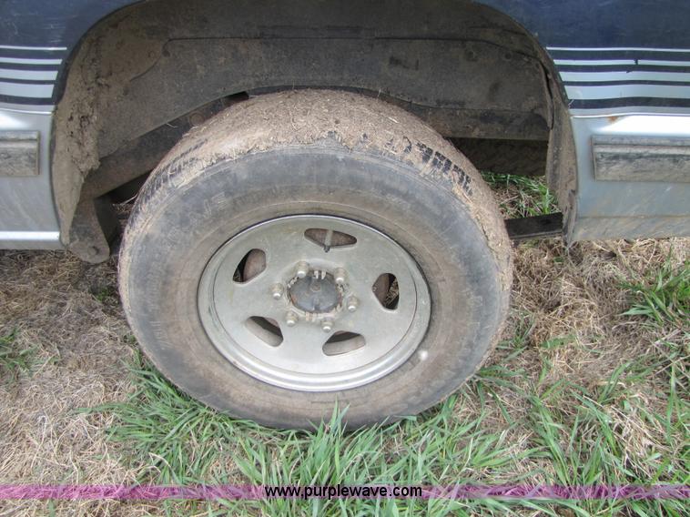 image for item 8551 1987 Dodge Ram D50 pickup truck