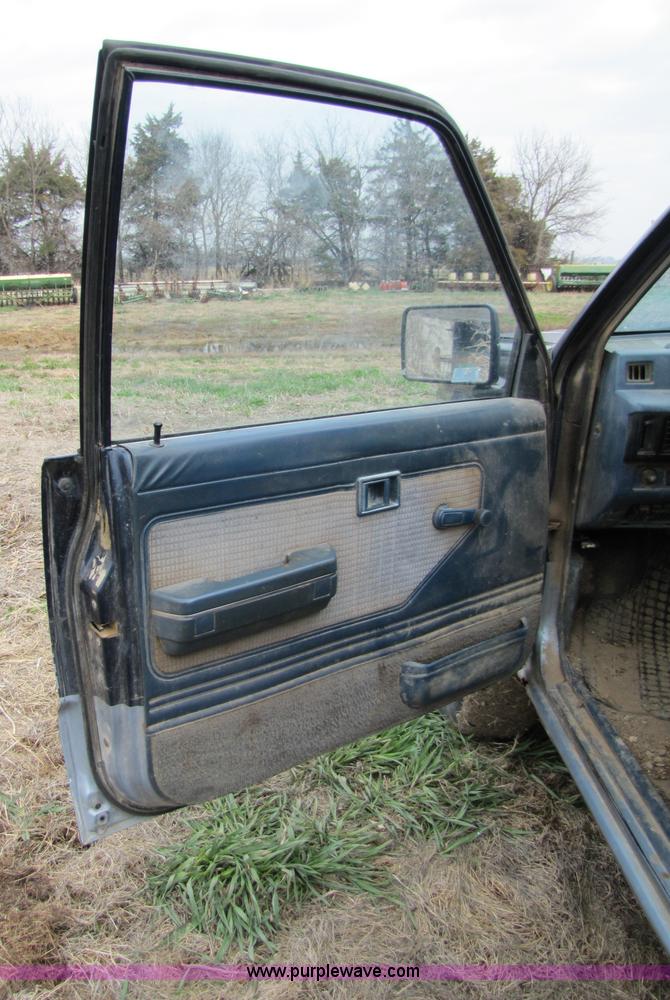 image for item 8551 1987 Dodge Ram D50 pickup truck