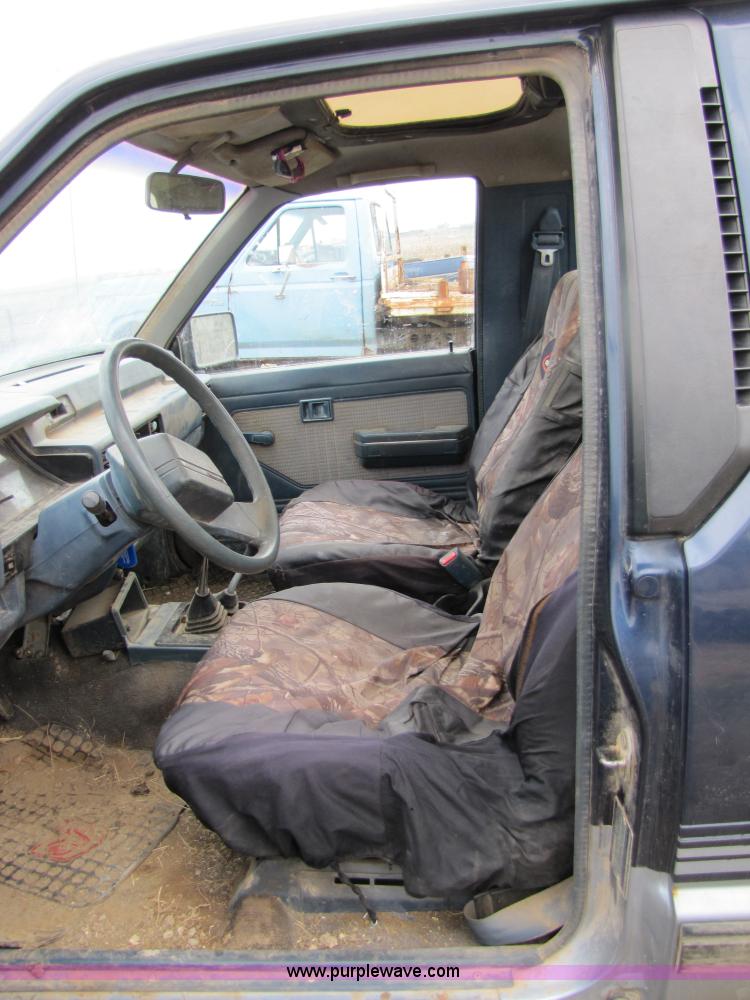 image for item 8551 1987 Dodge Ram D50 pickup truck