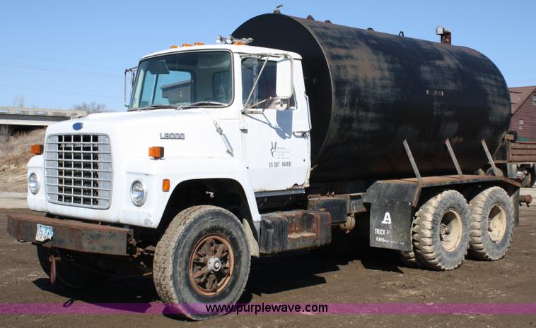 image for item 4792 1986 Ford L8000 water truck